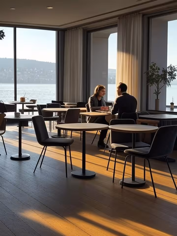 Elegante caffè nel quartiere Seefeld di Zurigo con vista sul lago